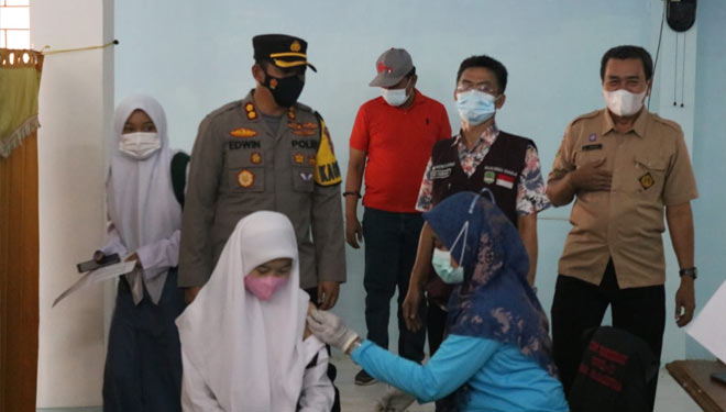 Kapolres Majalengka, AKBP Edwin Affandi, saat meninjau langsung di sejumlah lokasi pelaksanaan vaksinasi gerai vaksinasi merdeka di wilayah hukum Polres Majalengka. (Foto: Humas Polres Majalengka for TIMES Indonesia)