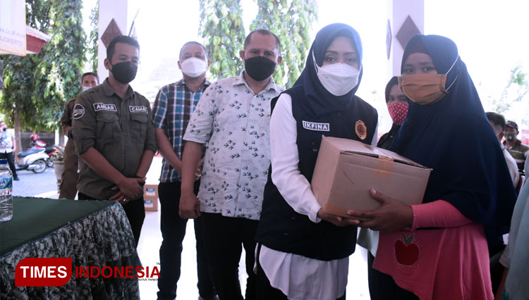 Bupati Mojokerto, Ikfina Fahmawati ketika memberikan bantuan kepada para pedagang sekolah terdampak pandemi, Sabtu (16/10/2021). (FOTO: Dok. Pemkab Mojokerto for TIMES Indonesia) 