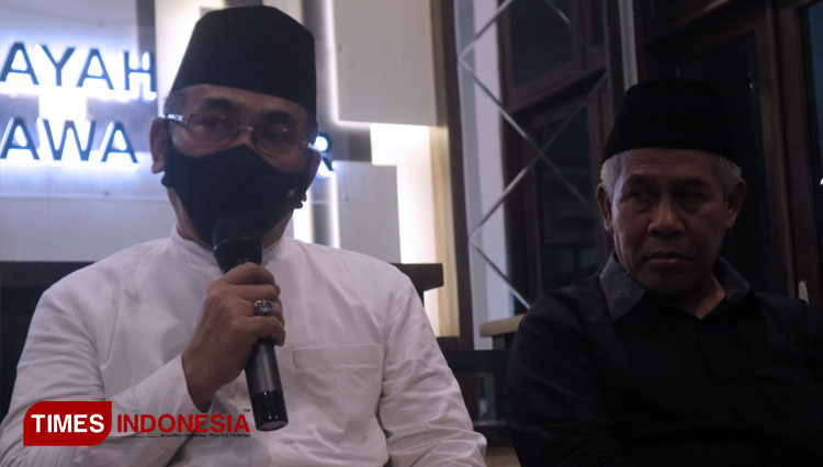  Gus Yahya bersama Ketua PWNU Jatim KH Marzuki Mustamar, Sabtu (16/10/2021). (FOTO: Lely Yuana/TIMES Indonesia) 