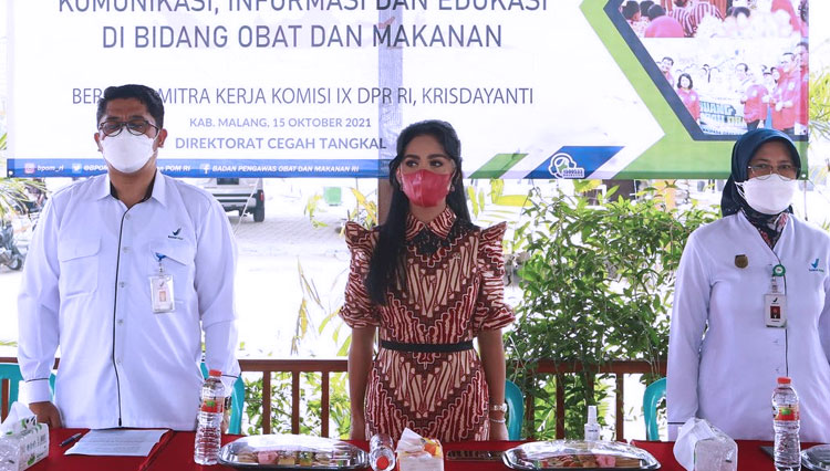 Krisdayanti saat reses di Kabupaten Malang bersama BPOM RI. (FOTO: Instagram Krisdayanti)
