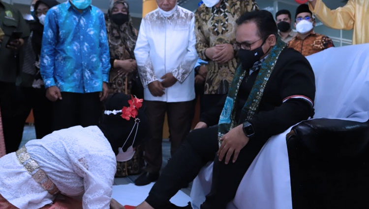 Tiba di Ternate, Menag RI Gus Yaqut Disambut Tradisi Injak Tanah