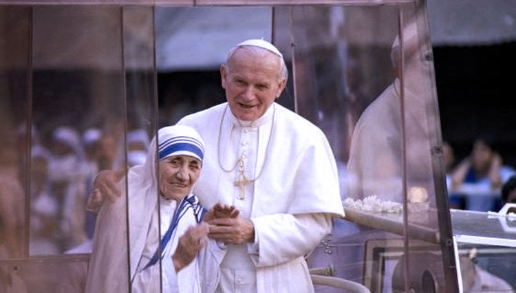 Paus Yohanes Paulus II bersama dengan Bunda Teresa pada tahun 1986 di Kalkuta, India. Kardinal Karol Wojtyla, asal Polandia terpilih sebagai Paus pada 16 Oktober 1978. (foto: AFP)