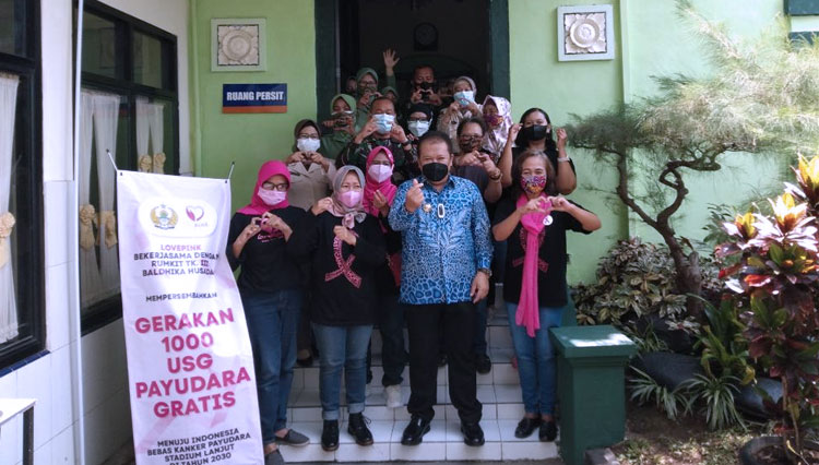Bupati Jember Hendy Siswanto bersama dengan komunitas Lovepink. (Foto: Arip Ripaldi/TIMES Indonesia)