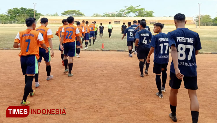 Uji coba Persemag Magetan melawan Persekama Madiun di Stadion Pangeran Timoer, Caruban, Madiun, Jawa Timur, Sabtu (16/10/2021) (Foto: Aditya/TIMES Indonesia)