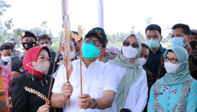 Menteri Desa, PDTT Dr. (H.C.). H. Abdul Halim Iskandar, M.Pd berkunjung ke Desa Kemloko Kecamatan Nglegok Kabupaten Blitar Jawa Timur, Minggu (17/10/2021). (Foto: Kominfo Kab Blitar)