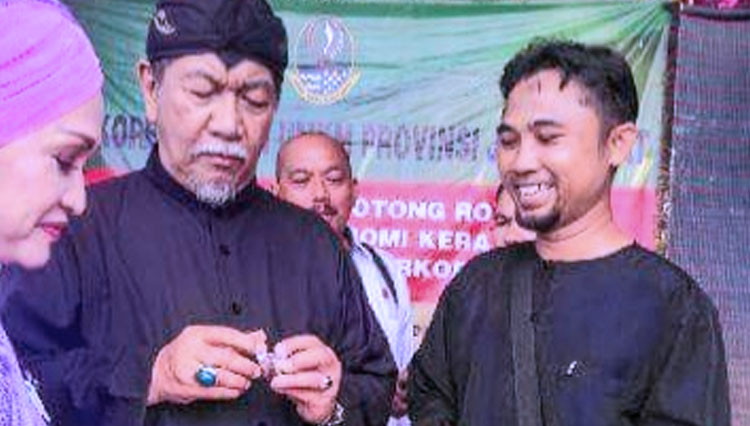 Asep saat memperkenalkan produknya dalam pameran di Bandung kepada aktor Deddy Mizwar sewaktu menjabat Wagub Jabar (foto: Istimewa)
