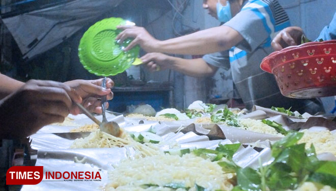 Indomie Penyet Dinoyo Surabaya c