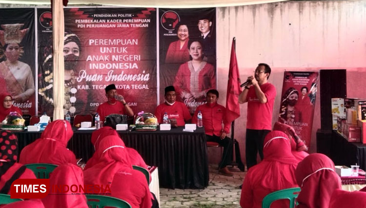 Wakil Ketua DPD PDIP Jateng, Muhammad Mahfuz Hasibuan memberikan sambutan kepada perempuan. (Foto : Dimas Reza Yogatama For Times Indonesia)