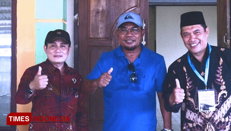 Foto bersama Ketua LPTQ Bali, H. Masrur Makmur, Kadis Perkim Yunus Badar, dan Pembina Kafilah H. Jauhar. (Foto: Wahyudi Yahya/TIMES Indonesia)