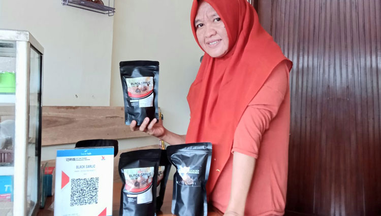 Sri Kartini saat memamerkan produk Black Garlic yang menyimpan banyak khasiat dan manfaat. (Foto: Sri Kartini for TIMES Indonesia)