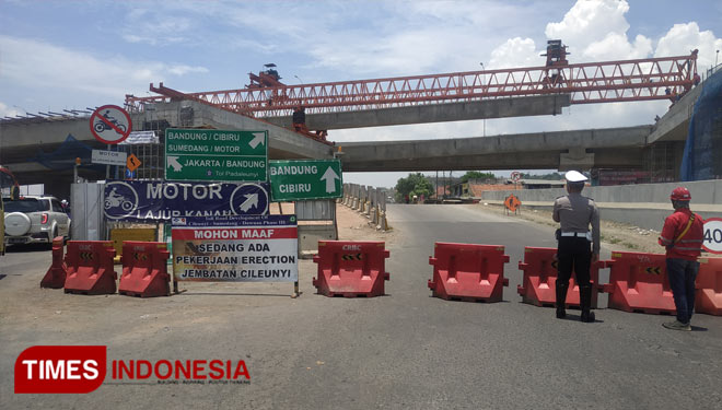 Situasi saat pemasangan girder akses Tol Cisumdawu di Simpang Susun Cileunyi, Minggu (17/10/2021) (FOTO: Alan Dahlan/TIMES Indonesia) 