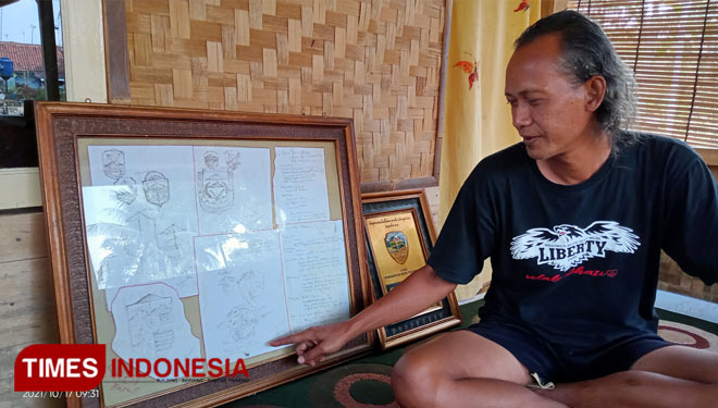 Yulianto (53), seniman kota seribu bukit menunjukkan beberapa bingkai sketsa logo Kota Tasikmalaya, di saung miliknya Kampung Batalengsar, Keluarahan Nagarasari, Kecamatan Cipedes, Kota Tasikmalaya, Jawa Barat, Minggu (17/10/21) siang (FOTO: Harniwan Obec
