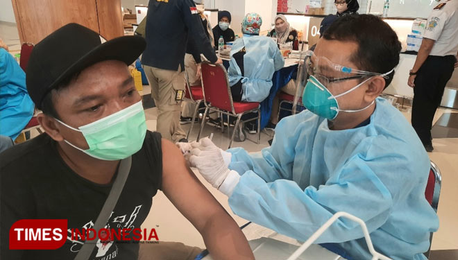 Ilustrasi vaksinasi di Surabaya (Foto: Shinta Miranda/TIMES Indonesia)