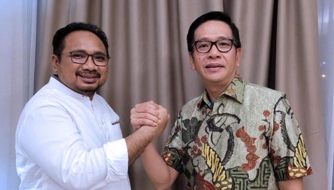 Bupati Beny Laos Bahas Embarkasi Morotai dengan Menag Yaqut Cholil. (Foto: Dok Benny Laos)