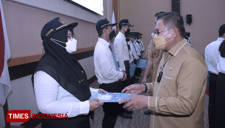 Wali Kota Gorontalo, Marten Taha saat memberikan SK kepada CPNS formasi tahun 2019 pada acara acara penutupan kegiatan pelatihan dasar (LATSAR) bagi CPNS formasi tahun 2019, di Gedung BLY, Senin (18/10/2021). (Foto: Humas Pemkot Gorontalo)