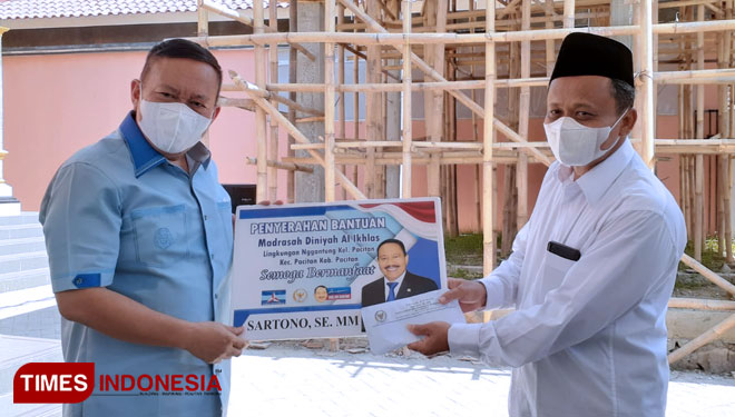 Anggota DPR RI Sartono Hutomo saat menyerahkan bantuan secara simbolis kepada pengurus Madrasah Diniyah Alikhlas (Foto: Rojihan/TIMES Indonesia)