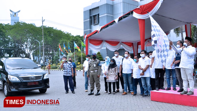 Bupati Gresik Fandi Akhmad Yani saat melincurkan mobil vaksin (Foto: Akmal/TIMES Indonesia)
