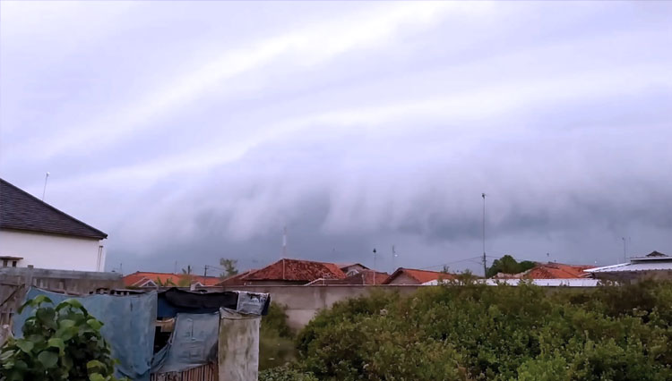 Fenomena awan mirip tsunami di Kabupaten Indramayu. (FOTO: Tangkapan layar YouTube)