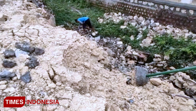 TPT di tepi Jalan Raya Jalan Raya Sugio-Lamongan, tepatnya di Desa Sugio, Kecamatan Sugio, yang ambrol setelah diguyur hujan deras. (FOTO: MFA Rohmatillah/ TIMES Indonesia)