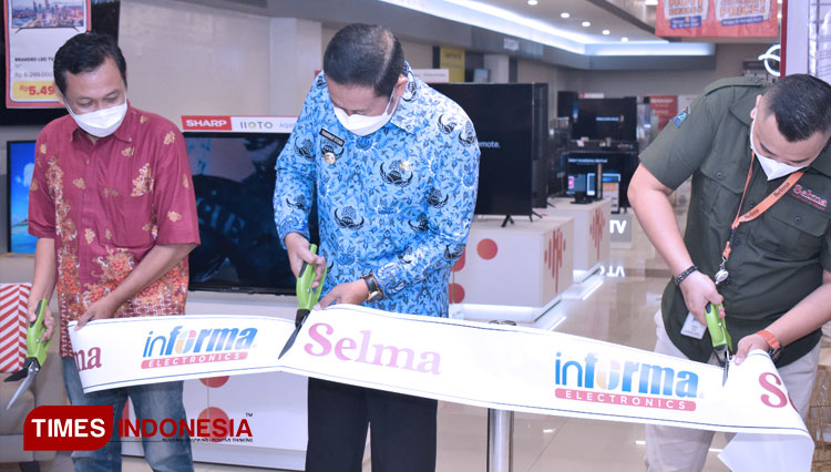 Bupati Lamongan Yuhronur Efendi membuka secara resmi outlet ritel ternama Selma Furniture dan Informa Electronics di LA Plaza, Senin (18/10/2021). (Foto: Prokopim Lamongan for TIMES Indonesia)