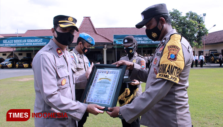 Pemberian reward Polresta Mojokerto kepada para personelnya, Senin (18/10/2021) (FOTO: Dok. Polresta Mojokerto for TIMES Indonesia) 