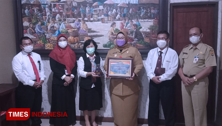 Bupati Sragen Kusdinar Untung Yuni Sukowati saat terima sertifat WTP. (foto: Mukhtarul Hafidh/TIMES Indonesia)