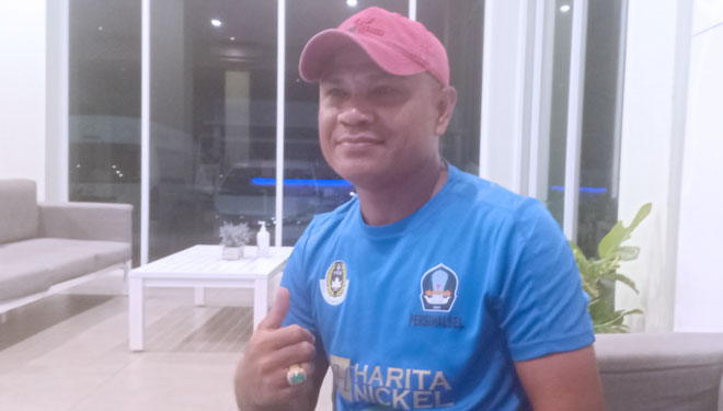 Pelatih kepala PersiHalsel, Ikram Selang dan Pelatih Morotai United, Alvian Rifai. (Foto: Abdul H Husain/TIMES Indonesia)