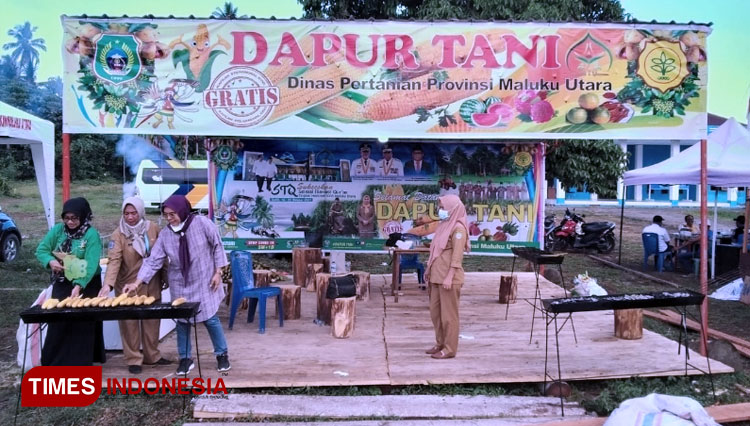 Dapur Tani milik Dinas Pertanian Malut menyediakan jagung bakar gratis. (FOTO: Wahyudi Yahya/TIMES Indonesia)