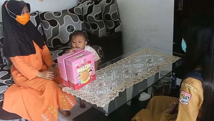 Petugas Puskesmas Ampelgading ketika menerapkan Inovasi UKM Flash. (Foto : tangkapan layar YouTube Dinkes Kabupaten Malang).