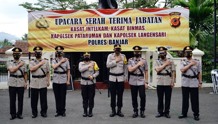 Kapolres Banjar beserta anggotanya yang dimutasi hari ini (foto: Humas Polres Banjar)