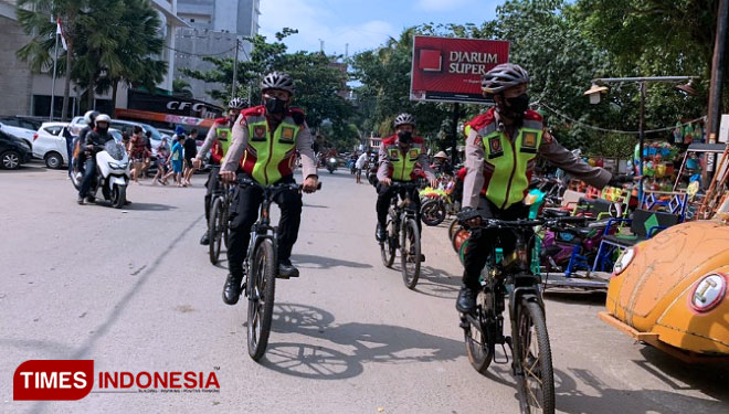 Petugas dari Polres Ciamis melakukan Patroli di kawasan objek wisata menggunakan sepeda. (Foto: Syamsul Ma'arif/TIMES Indonesia)