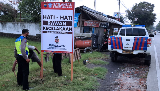 Pemasangan papan peringatan oleh Satlantas Polres Kebumen. (FOTO : Humas Polres Kebumen for TIMES Indonesia)