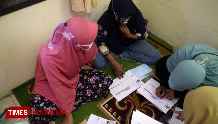 Proses edukasi serta pendampingan mengenai penyusunan laporan keuangan untuk home industri di Menganti, Gresik (FOTO: Humas Unesa to TIMES Indonesia)