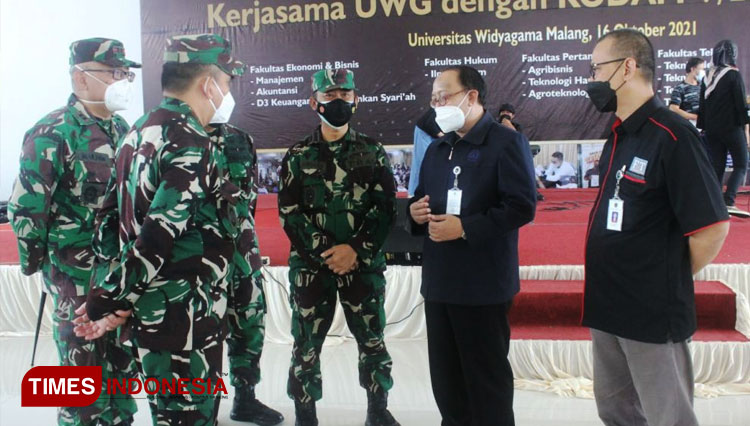 Rektor UWG saat berbincang kepada KaKesdam V/Brawijaya terkait kegiatan vaksinasi II di UWG. (FOTO: AJP TIMES Indonesia)