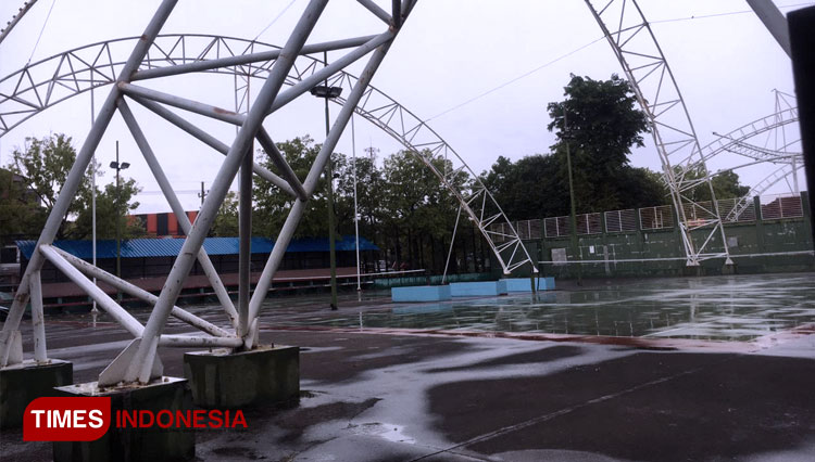 Rusaknya tutup membran di lapangan tenis di alun-alun Ngawi disorot dewan. (FOTO: M.Miftakul/TIMES Indonesia)