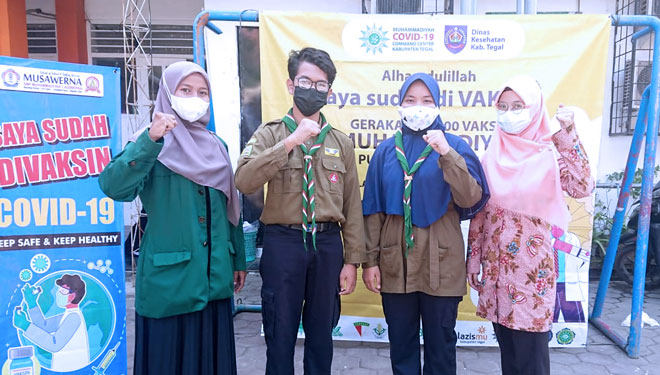 Mahasiswa STIKES Muhammadiyah Tegal membantu program vaksinasi Pelajar. (Foto : Hendra A. For Times Indonesia)