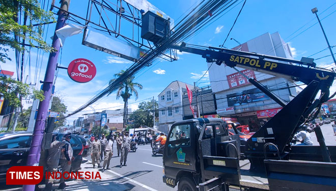 Suasana penertiban reklame yang berada di sekitaran Jl MT. Haryono dan Soekarno-Hatta (Suhat) Kota Malang, Senin (18/10/2021). (Foto: Rizky Kurniawan Pratama/TIMES Indonesia)