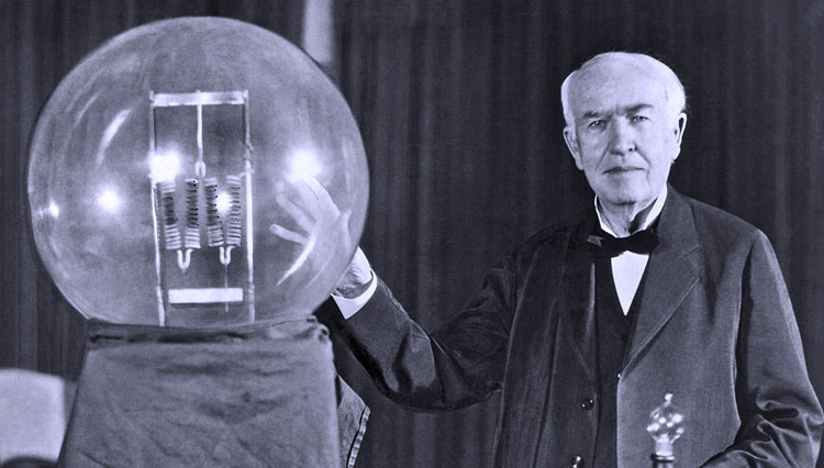 Thomas Alva Edison, berfoto dengan bola lampu listrik. Penemu asal Amerika Serikat meninggal pada 17 Oktober 1931. (foto: getty image)