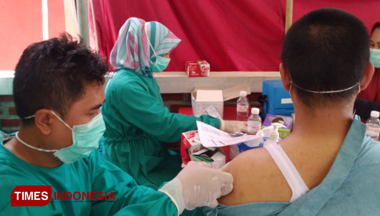Anggota Komisi IX DPR RI Fraksi PKS, Netty Prasetiyani, menyalurkan sebanyak 1.000 dosis vaksin untuk warga masyarakat Kabupaten Majalengka. (Foto: PKS Majalengka for TIMES Indonesia)