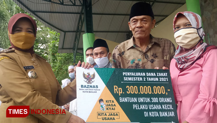 Wali Kota Banjar serahkan bantuan dari BAZNAS kepada pelaku UMKM secara simbolis (Foto: Susi/TIMES Indonesia)