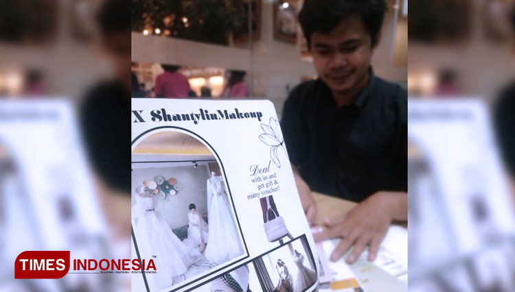 Calon pengantin memilih paket wedding (foto: Syahir/TIMES Indonesia)