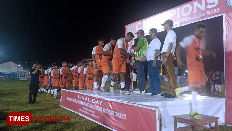 Tim Morotai United menerima Piala Gubernur Malut yang diserahkan Bupati Halsel, Usman Sidik. (FOTO: Abdul H Husain/TIMES Indonesia)