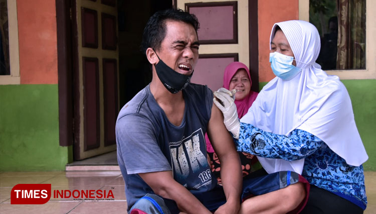 Warga bersedia divaksin setelah dijemput bola oleh Wali Kota Banjar dan tim vaksinator (FOTO: Susi/TIMES Indonesia)