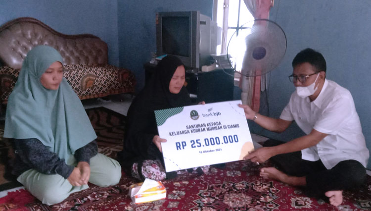 Pemberian santunan uang Rp25 juta kepada korban tragedi susur sungai (foto: Humas Kabupaten Ciamis)