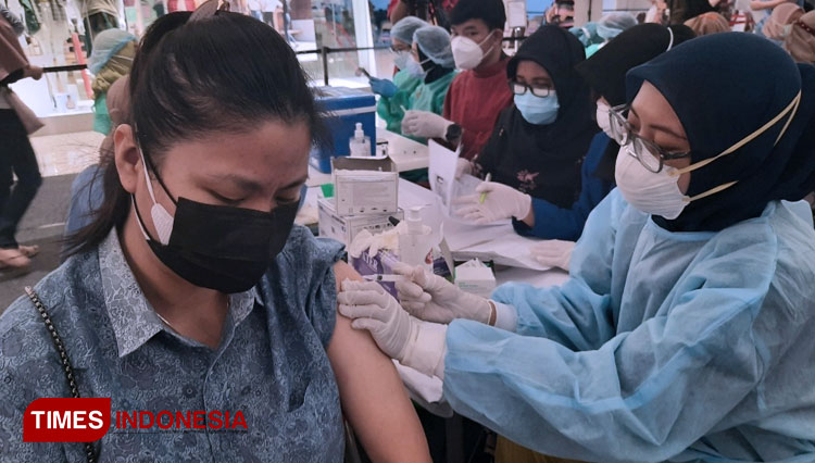 Pelaksanaan vaksinasi yang dilakukan di Surabaya (FOTO: Shinta Miranda/TIMES Indonesia)