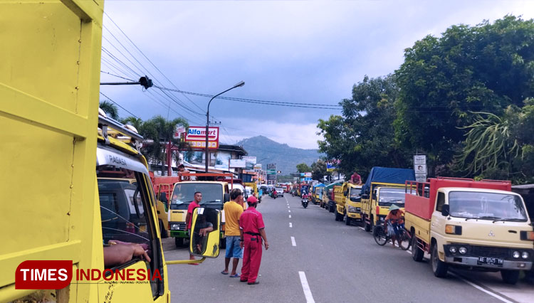 Solar Langka, Ratusan Truk Antre Mengular Di SPBU Arjosari Pacitan ...