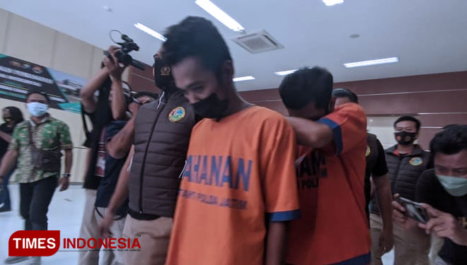 Dua orang tersangka kurir narkoba yang telah diungkap oleh Ditresnarkoba Polda Jatim, Selasa (19/10/2021). (Foto: Khusnul Hasana/TIMES Indonesia)
