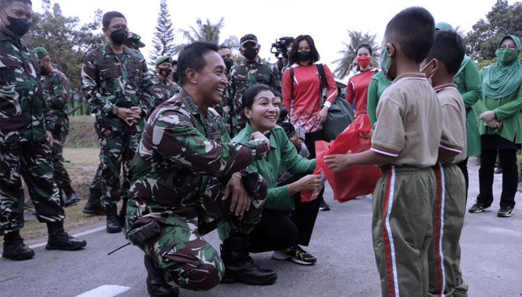 KASAD Jenderal TNI Andika Perkasa, bersama sang Istri, Hetty Andika Perkasa mengajak berbincang anak prajuritnya yang tengah sakit di Lumajang, Selasa (19/10/2021). (FOTO: Dok.Pendam Brawijaya) 