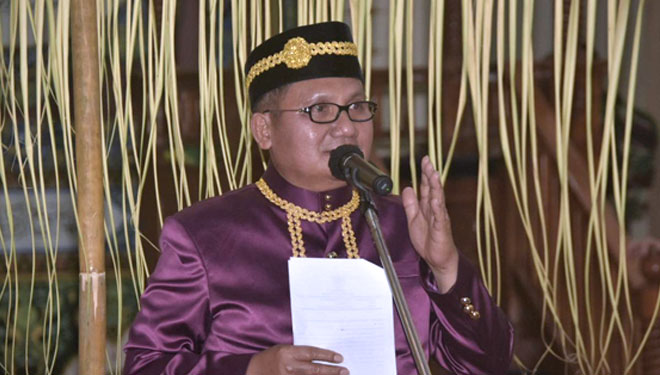Wali Kota Gorontalo, Marten Taha  saat memberikan sambutan di acara memperingati Maulid Nabi Muhammad SAW di Masjid Agung Baiturrahim, Senin (18/10/2021) malam. (Foto: Humas Pemkot Gorontalo)