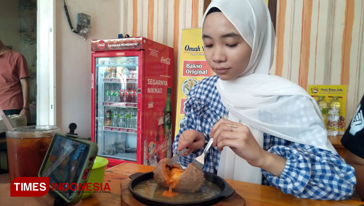 The intriguing look of Bakso Lava of Omah Bakso Sully with super spicy chili sauce in it. (Photo: Akmal/TIMES Indonesia)